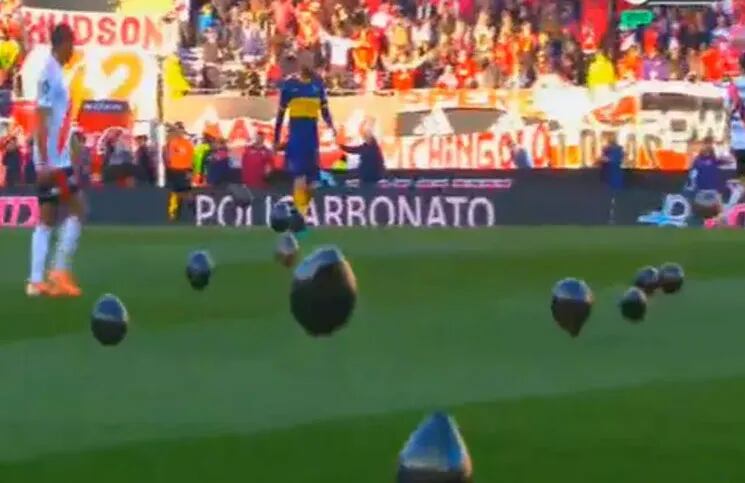 Hinchas de River arrojaron globos negros durante el Copa Libertadores.