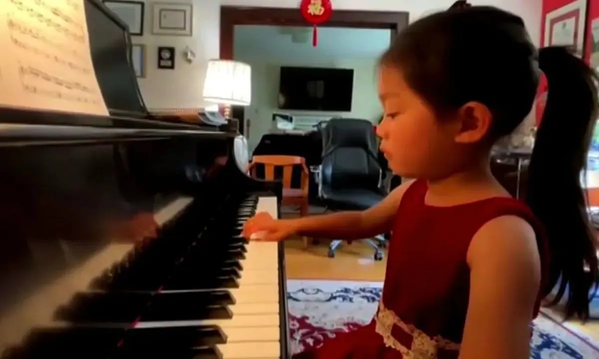 Brigitte Xie, la nena de 4 años que sorprende tocando el piano y aprendió apenas el año pasado en el confinamiento