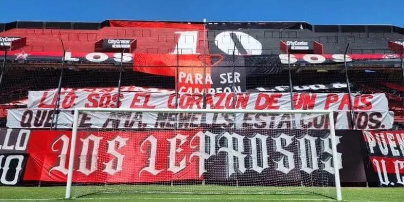 La bandera que la hinchada de Newells preparó en apoyo a Lionel Messi tras el ataque narco que sufrió en Rosario: “El corazón de un país”