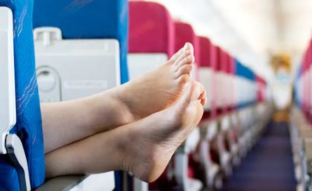 El consejo de una exazafata sobre por qué no hay que sacarse los zapatos en un vuelo