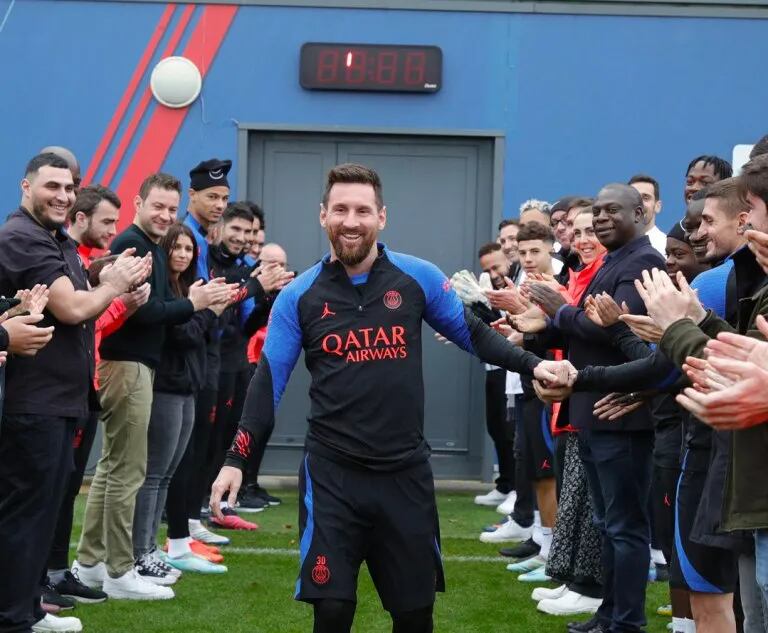 Lionel Messi retornó a los entrenamientos del PSG y lo recibieron con el tradicional pasillo de campeón