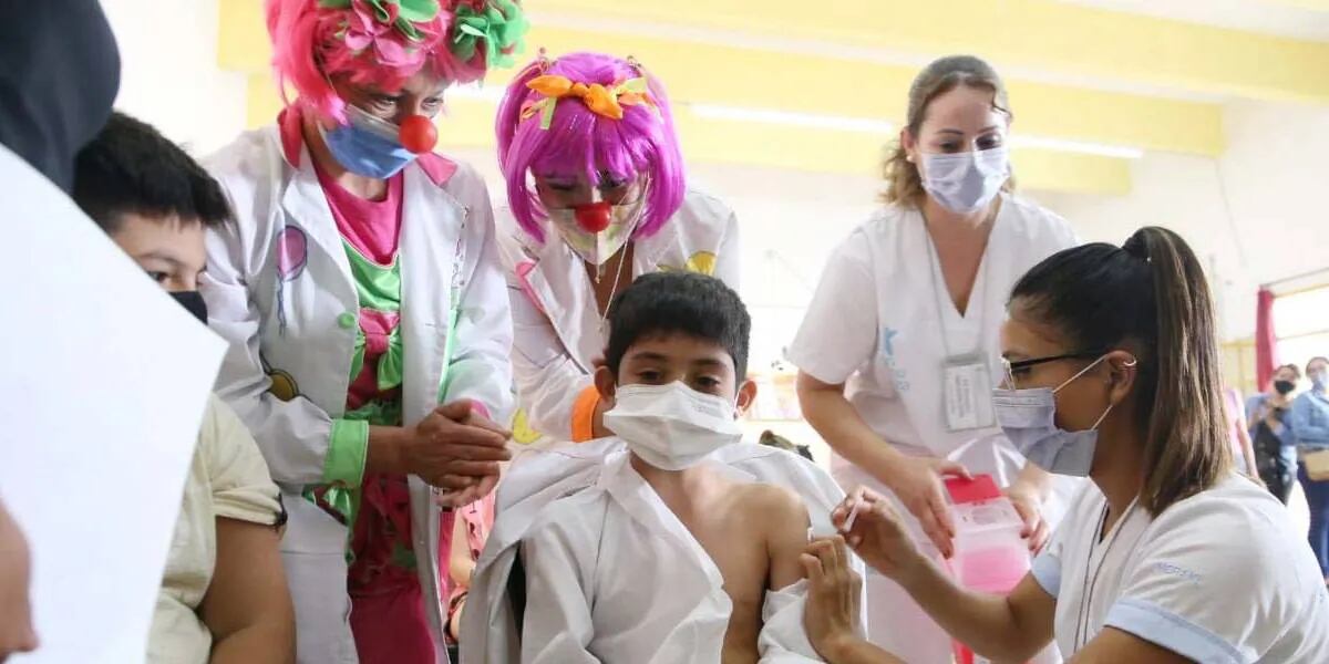 Los menores que viajen al exterior sin estar vacunados deberán hacer cuarentena