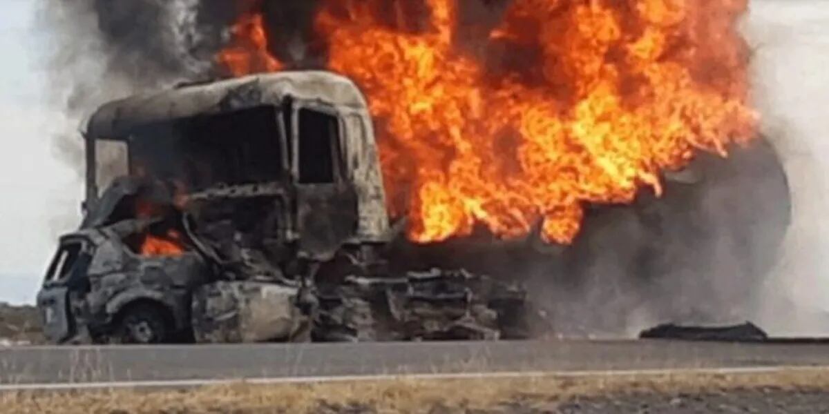 Murieron todos: manejaban un auto, chocaron de lleno contra un camión que transportaba nafta, explotó y fallecieron en segundos