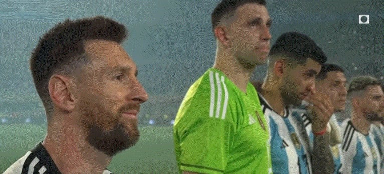 La inmensa emoción de Lionel Messi y las lágrimas de Dibu Martínez al escuchar el hit de la Selección Argentina