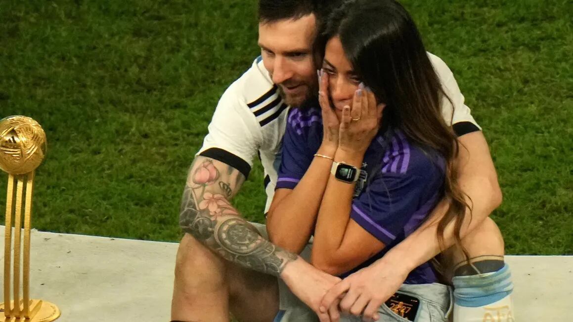 Antonela Roccuzzo salió a festejar con Lionel Messi y un detalle mundialista en su celular se robó toda la atención