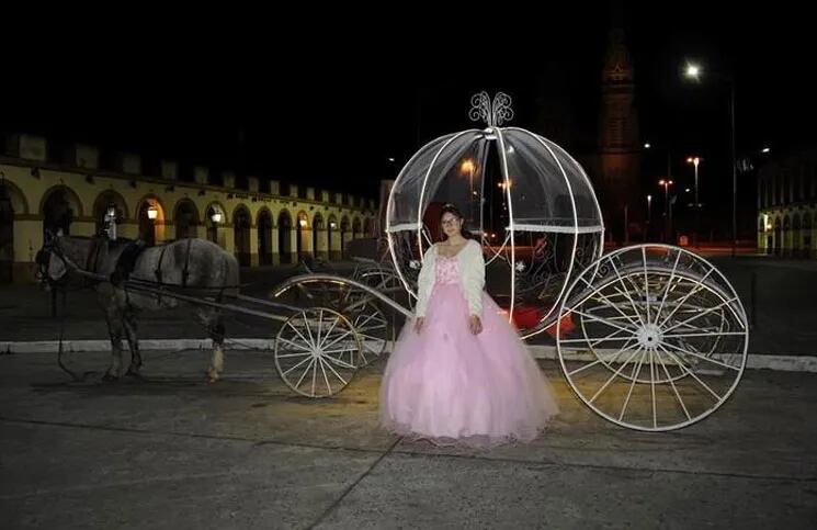 La carroza de Cenicienta llegó a Luján: así fue la entrada de una chica a  su cumpleaños | La 100