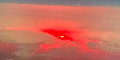 Un piloto de avión grabó un extraño resplandor rojo sobre el océano Atlántico: “Nunca había visto nada parecido”