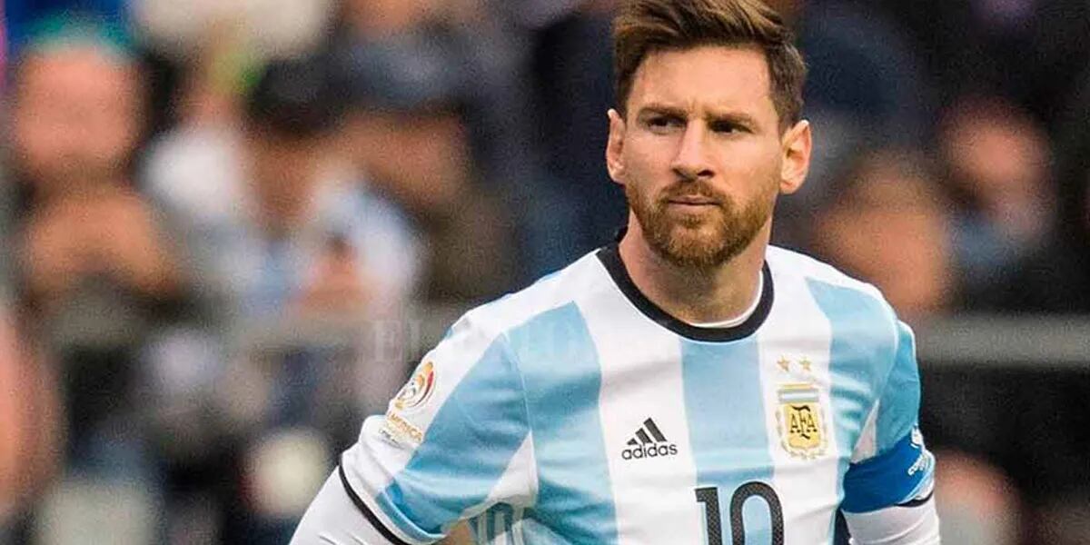 Orgulloso del triunfo, Lionel Messi no se saca el short de la Selección y lo mostró posando con Antonela
