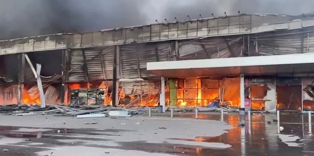 Video: el momento en que un misil ruso impacta contra un centro comercial en Ucrania