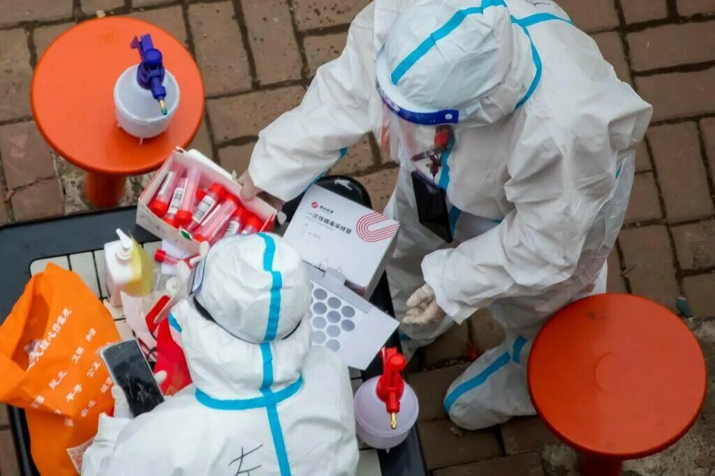 Personal médico prepara el material para la realización de test anticovid en la ciudad china de Jilin, el 12 de marzo de 2022.