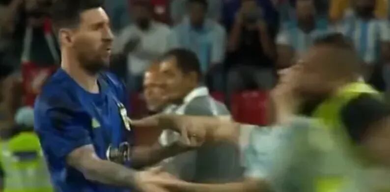 Dos mujeres invadieron la cancha para abrazar a Lionel Messi en la previa de Argentina - Emiratos Árabes Unidos