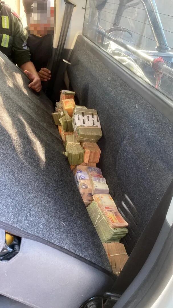 Le secuestraron U$S 55 mil, casi 5 mil euros y $ 24 millones cuando viajaba de Mendoza a Córdoba