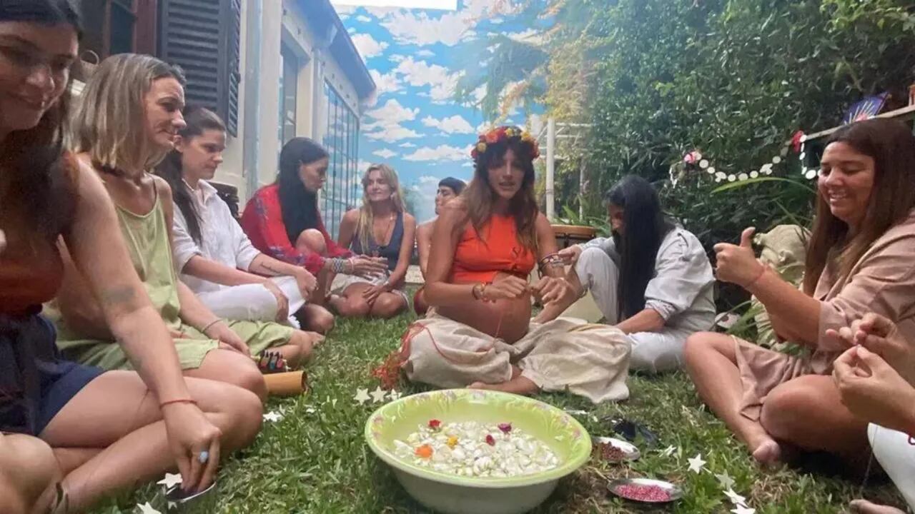 El ritual de Calu Rivero a días de convertirse en mamá: tambores, flores y música solo con mujeres