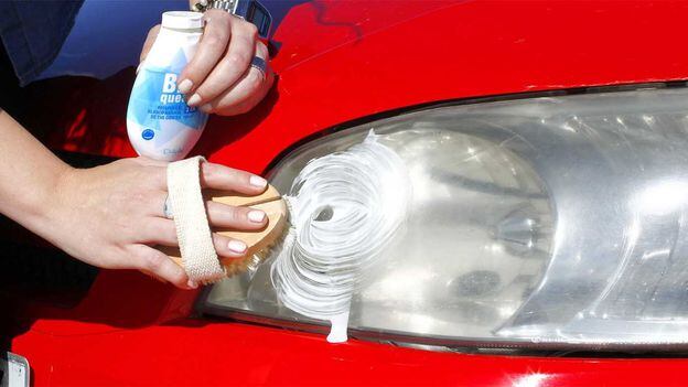Cómo limpiar las luces del auto de forma sencilla (y dejarlas como nuevas)