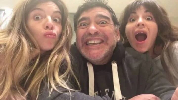 Diego Maradona planea desheredar a sus hijas
