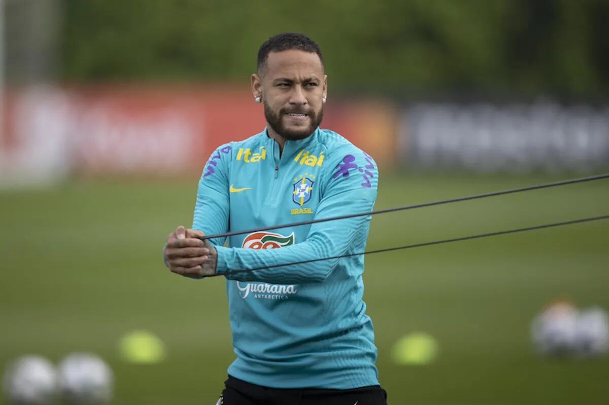 Neymar se divierte en los entrenamientos de Brasil y desplegó su magia