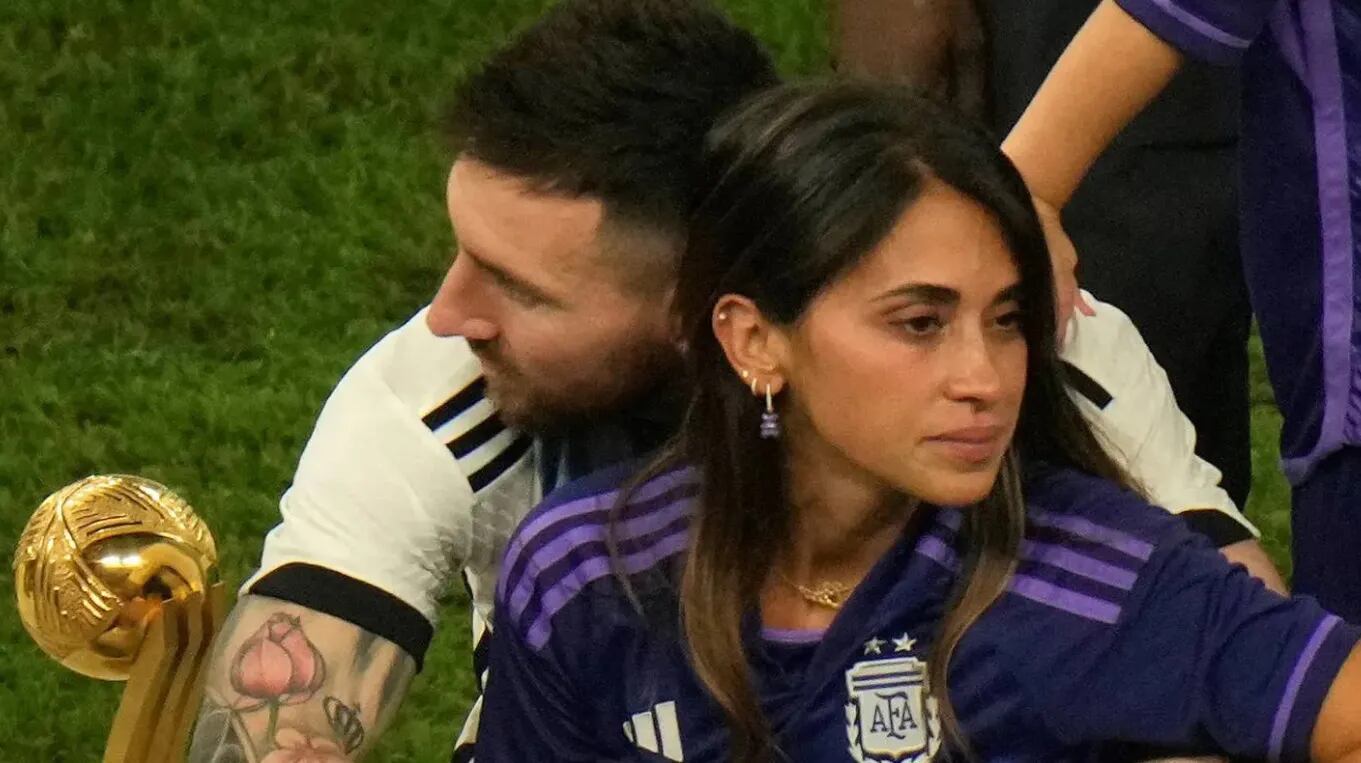 Antonela Roccuzzo salió a festejar con Lionel Messi y un detalle mundialista en su celular se robó toda la atención