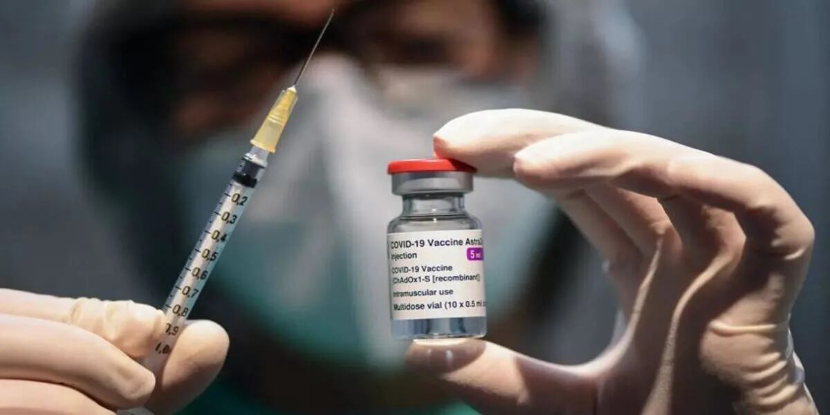 Suspenden la vacunación con AstraZeneca en algunos países tras la muerte de una enfermera con un cuadro “inusual”