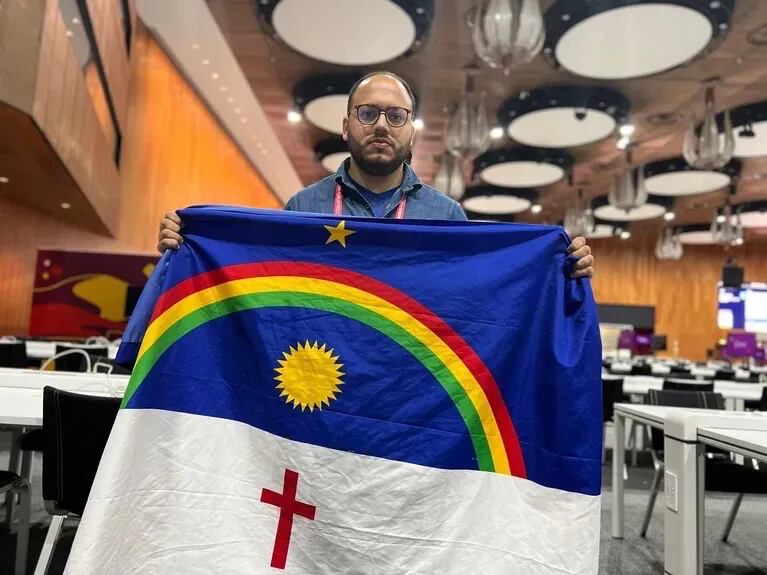 Le sacaron una bandera a un periodista en Qatar y se“La pisotearon” porque la confundieron con la del colectivo LGTBI