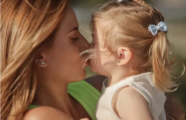 Polémica por una foto de Jésica Cirio dándole un beso en la boca a su hija
