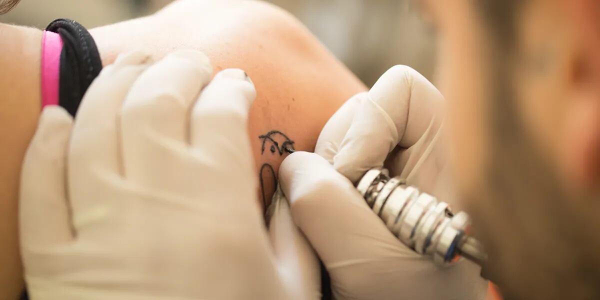 Se tatuó el nombre de su novio, se separó y tomó una decisión que se volvió viral: “No tiene sentido” 