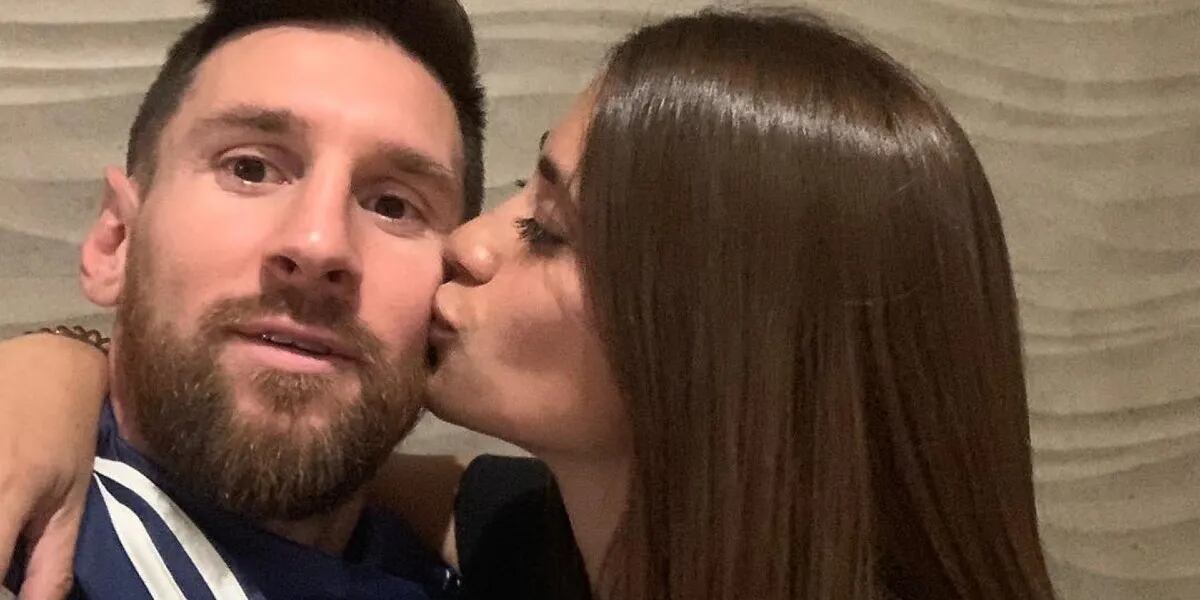El apasionado beso de Lionel Messi y Antonela Roccuzzo con manito pícara en un lago termal