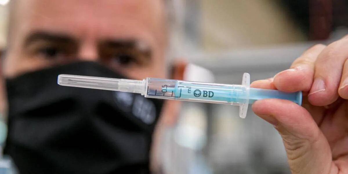 Quienes no se vacunaron contra el coronavirus “son una fábrica de variantes”, según un experto