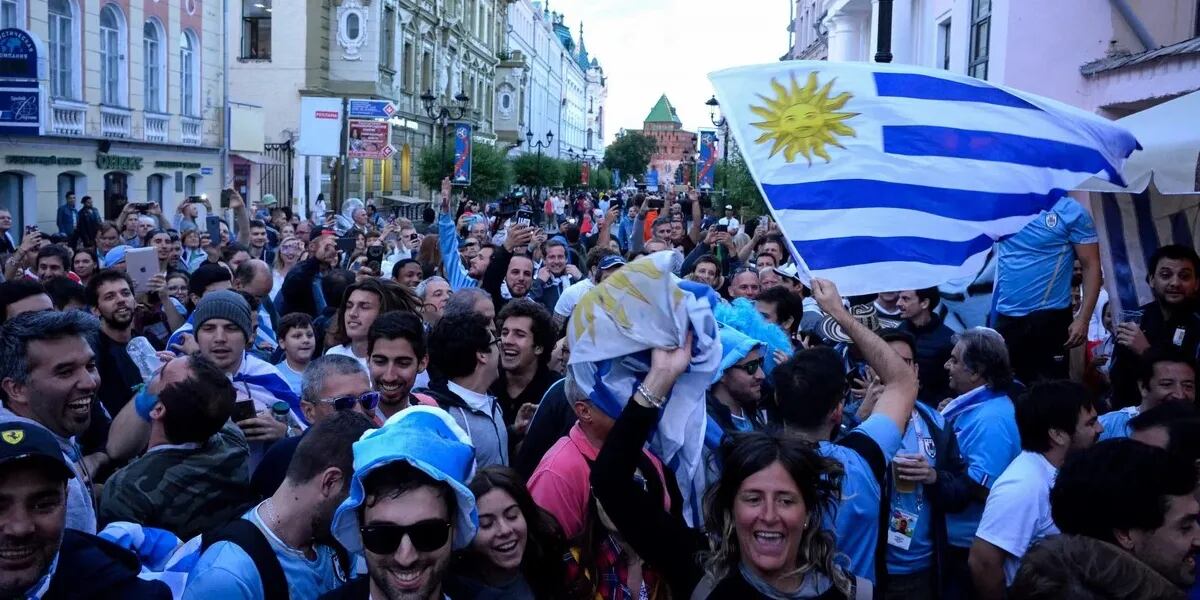 Se burlan de Messi y Maradona: la polémica canción de los hinchas uruguayos para el Mundial de Qatar