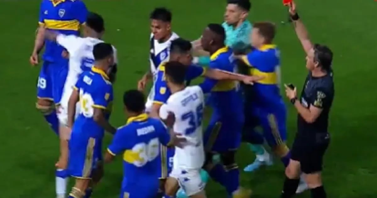 🟡 Una demoledora patada en el partido Boca-Vélez desató una pelea en la cancha: hay 3 expulsados