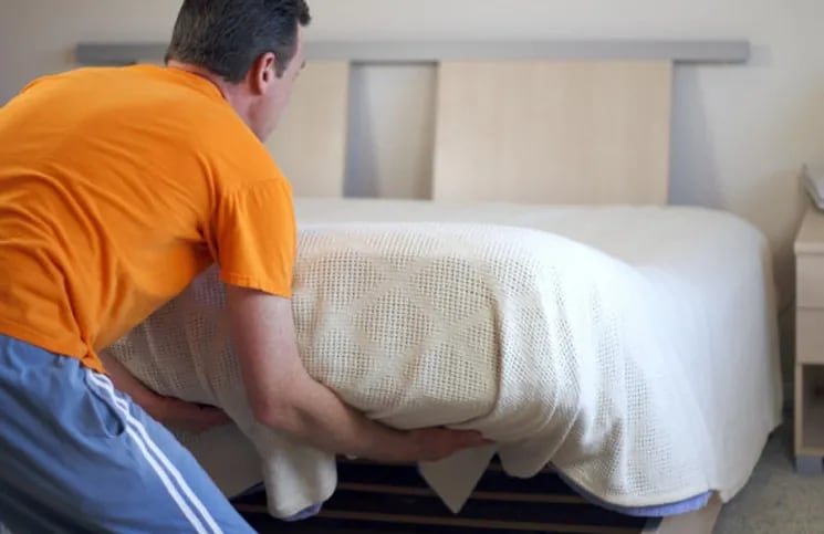 El truco infalible para tender la cama perfecta (como en los hoteles) |  Cienradios