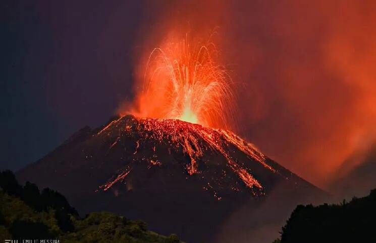 Impactante: El volcán Etna entró en erupción y diluvió lava ardiente en el mediterráneo