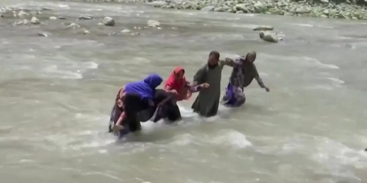 India: médicos cruzaron un río a pie para llevar vacunas a zonas remotas