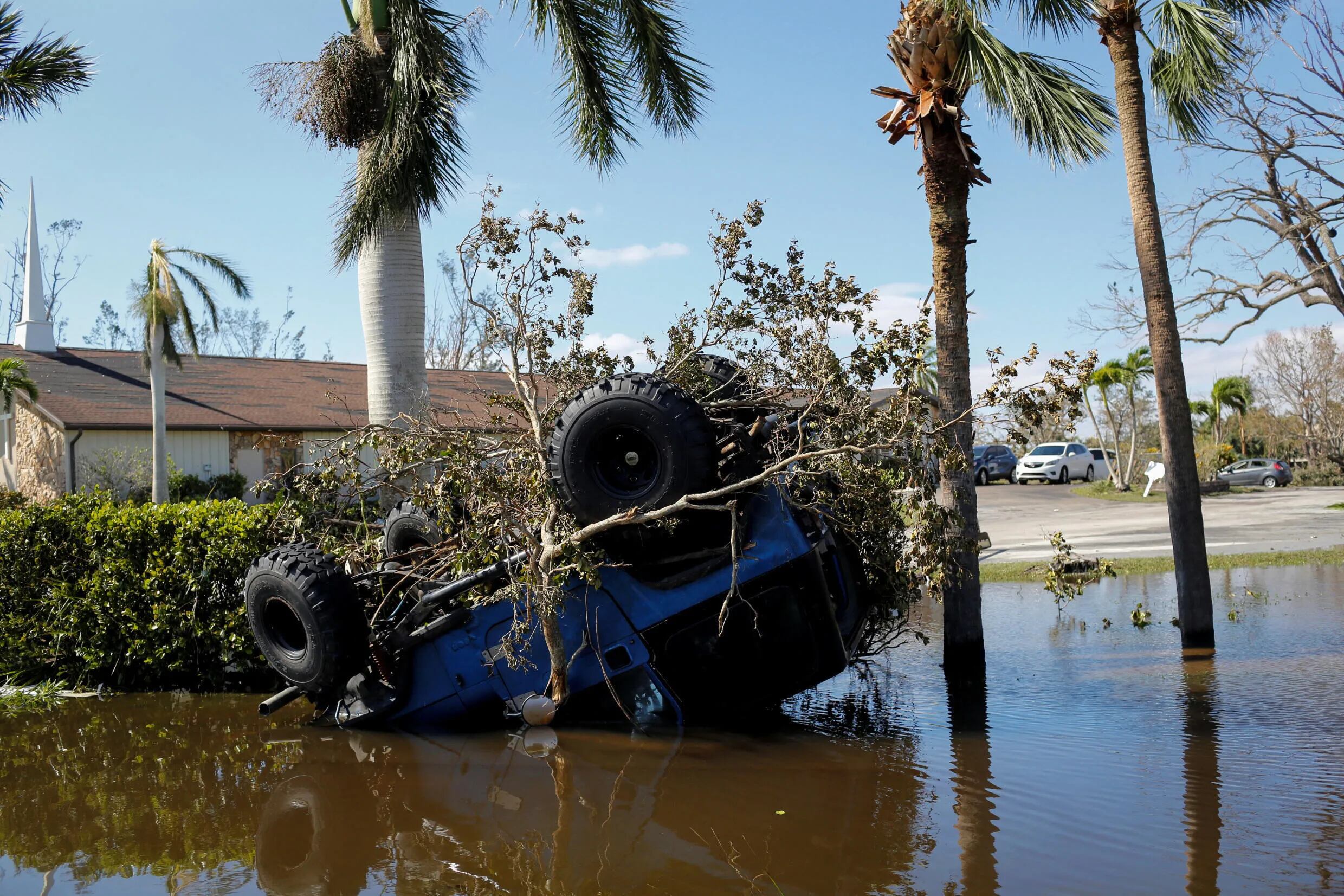 Un coche se ve en una calle inundada después de que el huracán Ian causara una destrucción generalizada, en Fort Myers, Florida, Estados Unidos, 29 de septiembre de 2022.