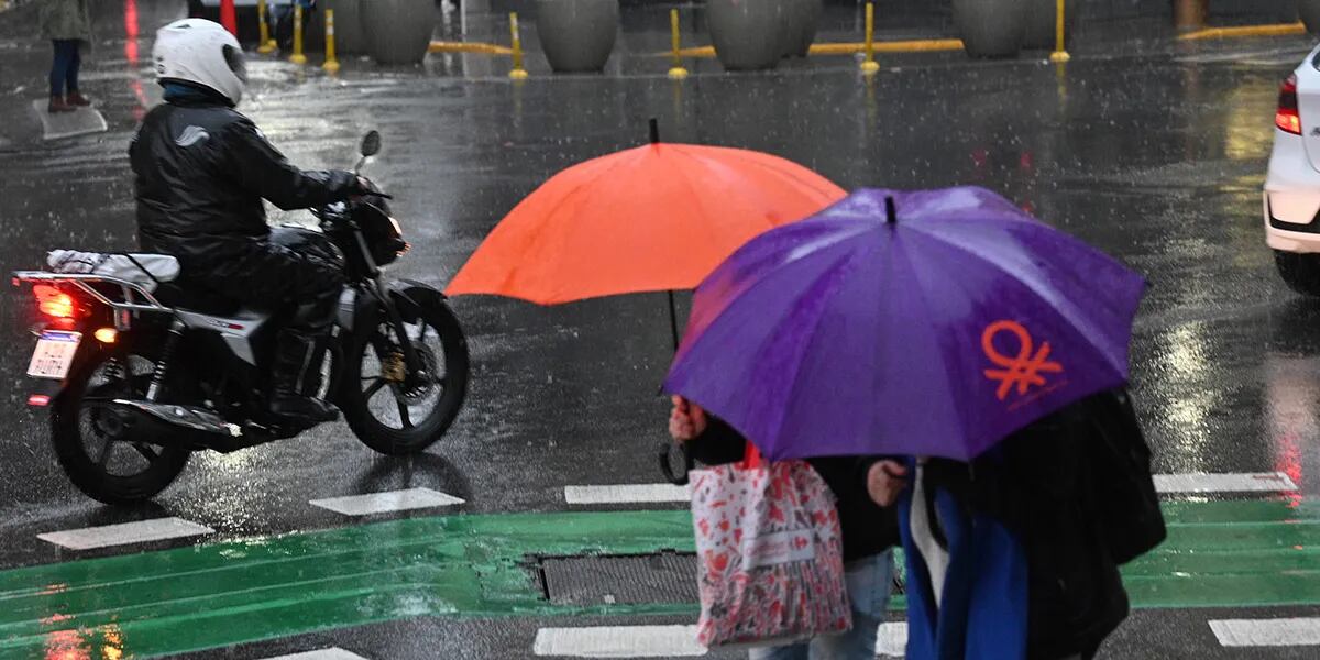Frío y lluvia en Buenos Aires: a qué hora se larga y cuándo mejora definitivamente