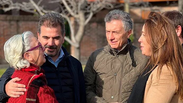 Mauricio Macri volvió a caminar la Provincia: visitó el arroyo El Gato y se sacó selfies con los vecinos
