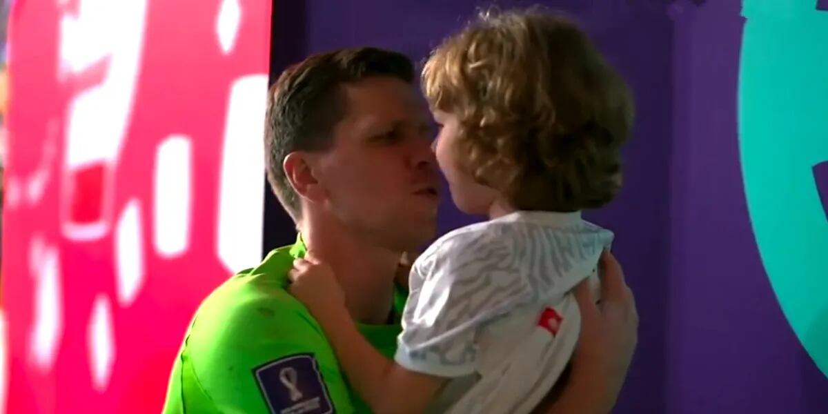 La conmovedora foto del arquero de Polonia consolando a su hijo después de la eliminación del Mundial de Qatar 2022