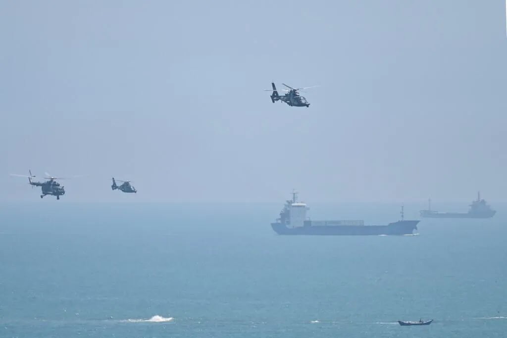 Helicópteros militares chinos sobrevuelan la isla de Pingtan, uno de los puntos de la China continental más cercanos a Taiwán, en la provincia de Fujian, el 4 de agosto de 2022, antes de los ejercicios militares masivos frente a Taiwán.