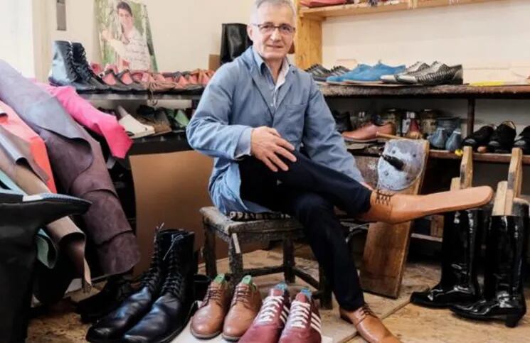 Zapatos gigantes: el nuevo invento de un zapatero para mantener la distancia social