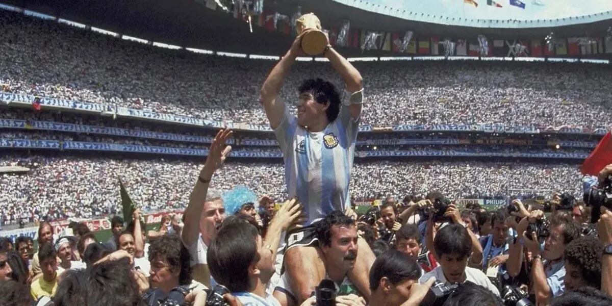 Maradona en el 86 con la Copa del Mundo