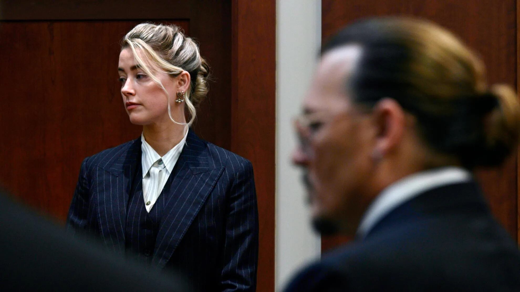 El incómodo momento en el juicio de Johnny Depp contra Amber Heard: un espectador se tentó y contagió a los demás
