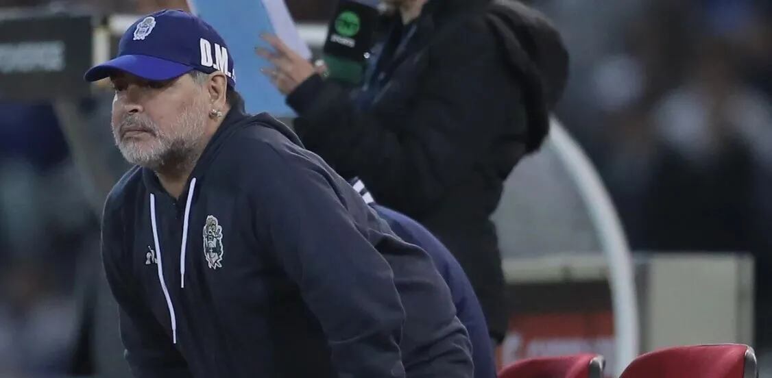 Maradona no pudo disimular su cara de enojo cuando el árbitro marcó la falta a Gimnasia