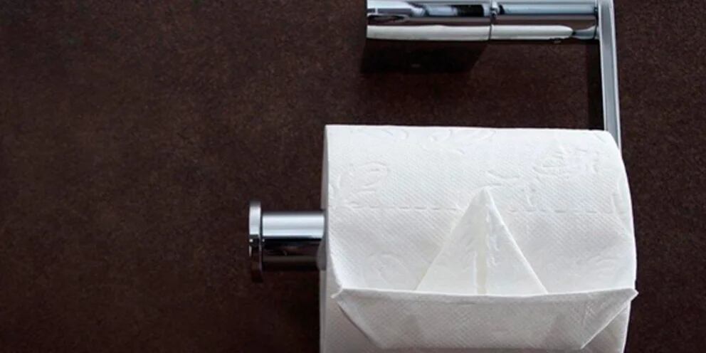 Por qué se debe cambiar el rollo de papel higiénico al ingresar en la habitación del hotel