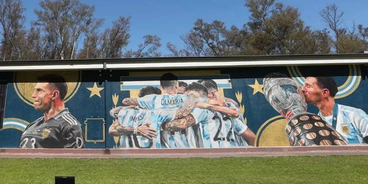 Messi inauguró el mural de la AFA pero sus ojotas se robaron toda la atención