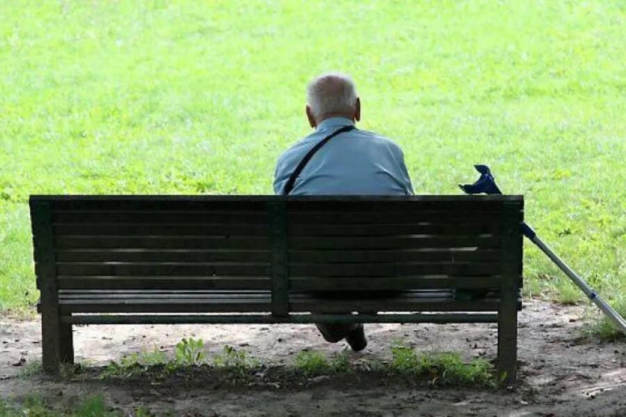 Los ancianos que se sienten solos tienen riesgo de padecer demencia, según un estudio