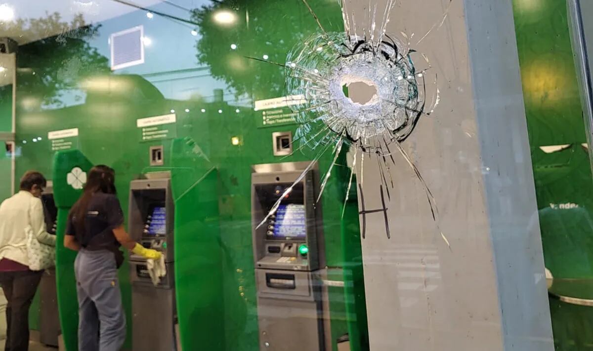 Balearon un banco en Rosario y amenazaron al exministro de Seguridad de Santa Fe: “Dejá de hablar de narcos”