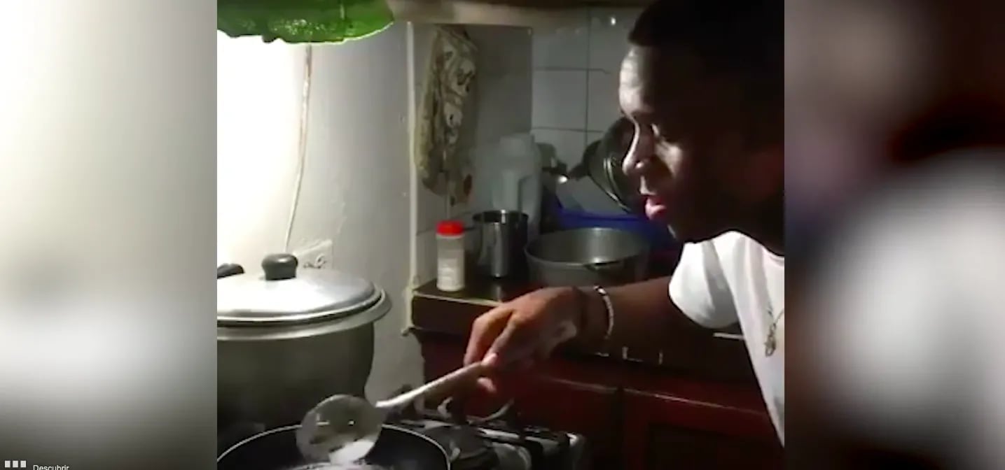 Video: quiso demostrar sus dotes en la cocina y cometió un blooper viral con la sal