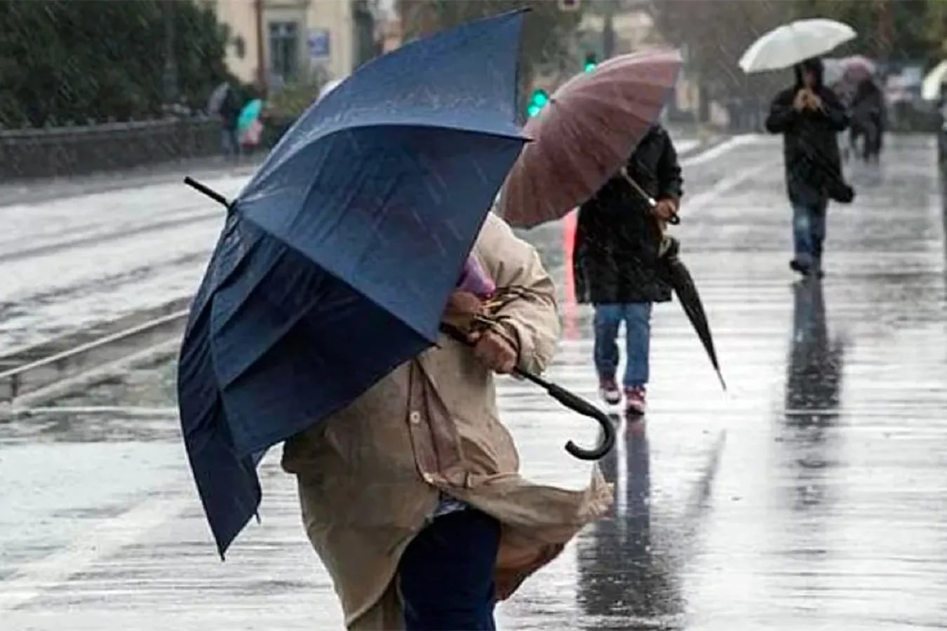 Frío y lluvia en Buenos Aires: a qué hora se larga y cuándo mejora definitivamente 