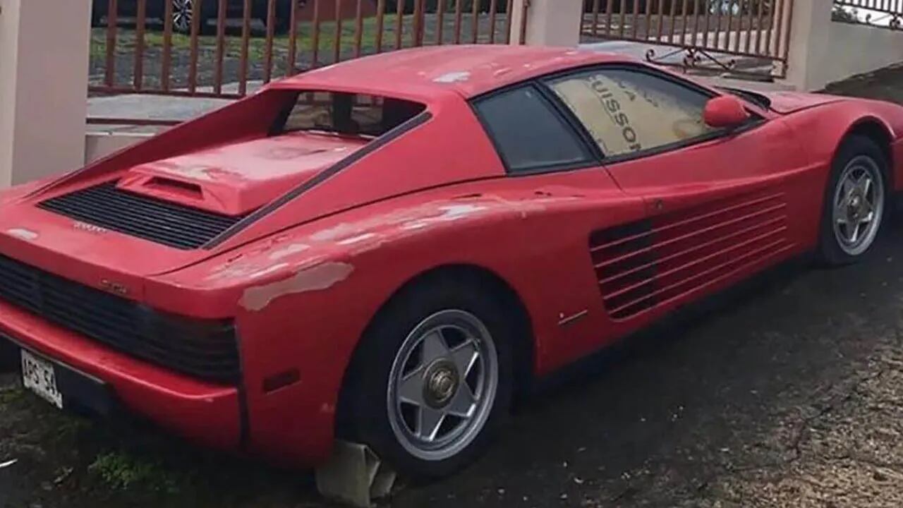 Compraron una Ferrari para restaurarla tras 17 años estacionada en el mismo lugar