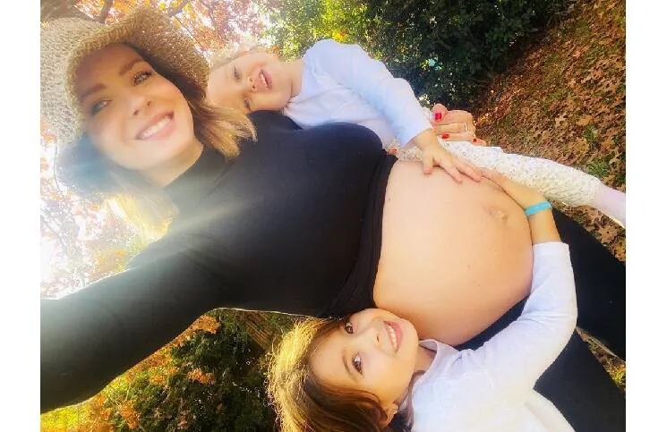 La China Suárez posó con sus hijas y mostró su (enorme) pancita de embarazada: "Otoño enamora".