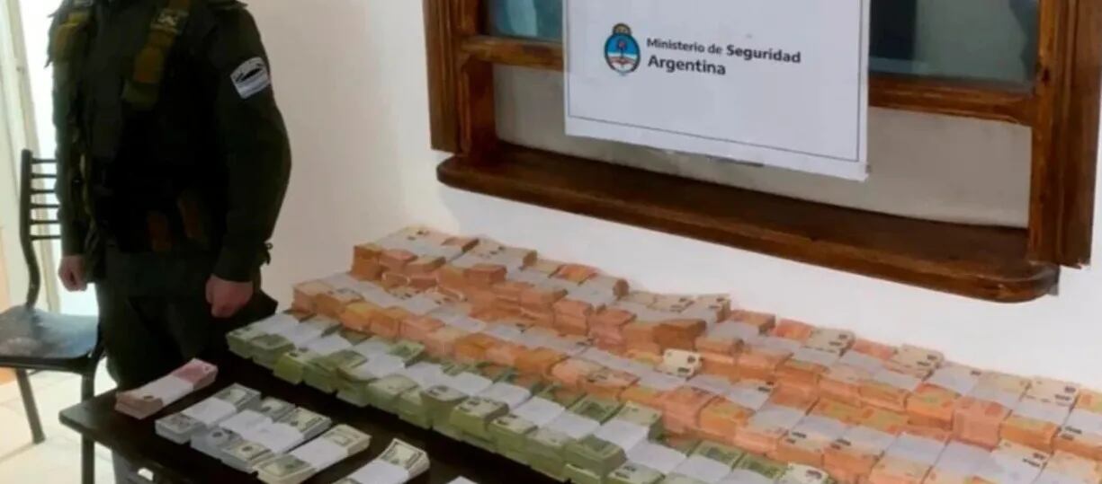 Lo pararon en un control policial y le encontraron 25 mil dólares, 5 mil euros y más de 24 millones de pesos en una bolsa.
